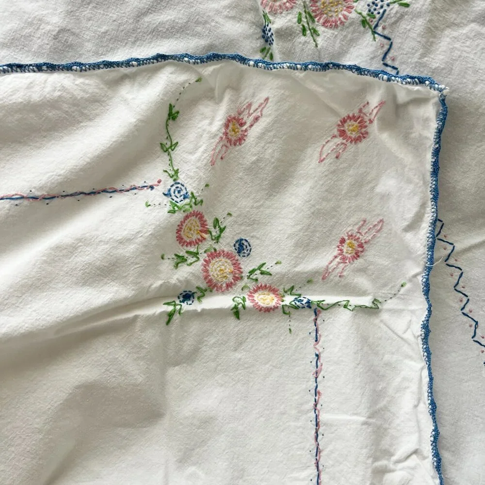 Vintage hand embroidered white cotton floral tablecloth flowers daisies pink blu